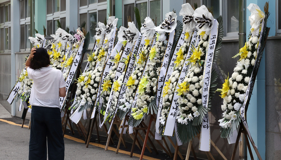 사립초 기간제 교사를 추모하는 근조 화환. 〈사진=연합뉴스〉 