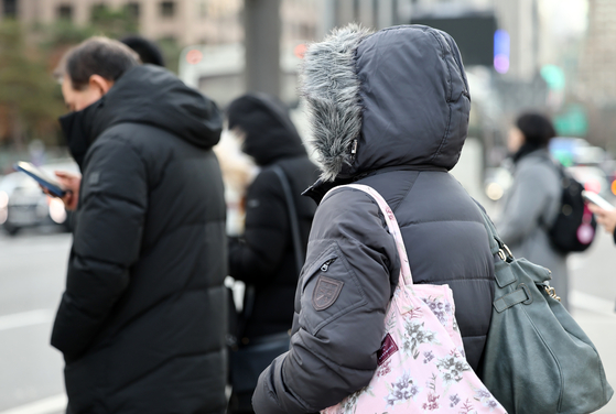 지난달 29일 서울 세종로사거리에서 시민들이 보행신호를 기다리고 있다. 〈사진=연합뉴스〉