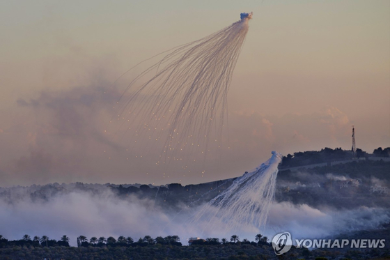 지난 10월 16일 이스라엘군이 백린탄으로 보이는 무기로 레바논 남부 두하이라(헤즈볼라의 주요 거점)을 공격하는 모습 〈사진=AP 연합뉴스〉