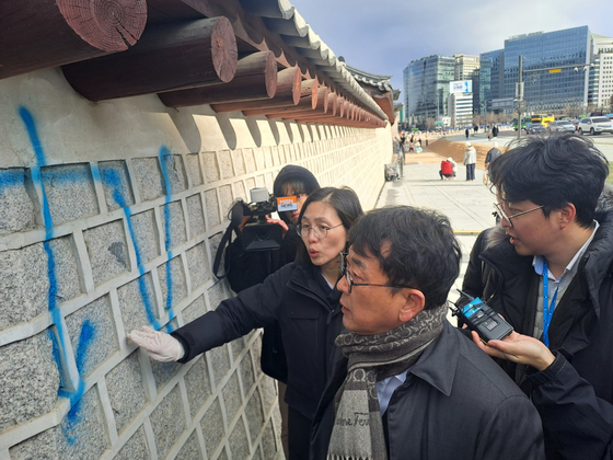 16일 새벽, 경복궁 담벼락에 첫 번째 '낙서 테러'가 벌어진 이후 최응천 문화재청장 등이 현장을 둘러보고 있다.