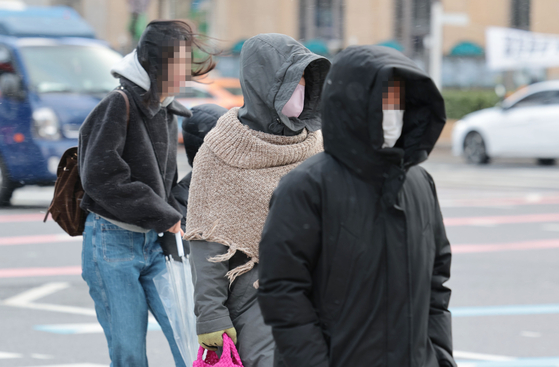 지난 16일 오전 서울 종로구 광화문네거리에서 시민들이 움츠린 채 길을 걷고 있다. 〈사진=연합뉴스〉