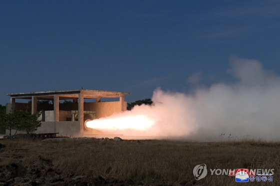 북한이 신형 중거리탄도미사일용 고체연료 엔진 시험을 진행했다고 지난 15일 밝혔다. (평양 조선중앙통신=연합뉴스) 