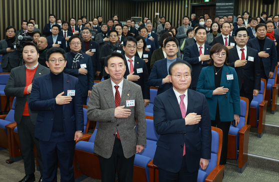 국민의힘 윤재옥 당 대표 권한대행이 18일 서울 국회에서 열린 국회의원·당협위원장 연석회의에서 참석자들과 함께 국민의례를 하고 있다. 〈사진=연합뉴스〉