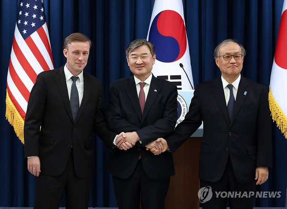 조태용 국가안보실장(가운데)과 제이크 설리번 미국 백악관 국가안보보좌관(왼쪽), 아키바 다케오 일본 국가안전보장국장