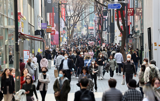 서울 중구 명동에서 외국인 관광객들이 거리를 걷고 있다. 〈사진=연합뉴스〉