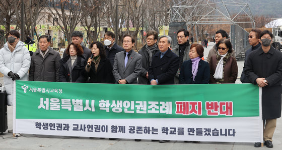 지난 13일 서울 광화문 광장에서 조희연 서울시 교육감을 비롯한 참석자들이 학생인권조례 폐지 반대 시위를 하고 있다. 〈사진=연합뉴스〉 