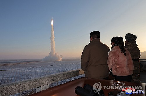 북한은 지난 18일 김정은 북한 국무위원장이 참관한 가운데 고체연료 대륙간탄도미사일(ICBM) 화성-18형 발사훈련을 단행했다고 조선중앙통신이 19일 보도했다. 〈사진=조선중앙통신·연합뉴스〉