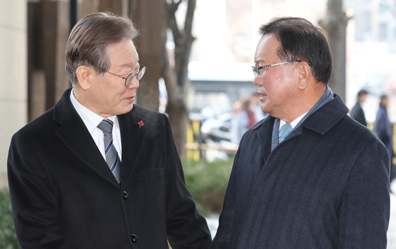 〈YONHAP PHOTO-2415〉 이재명 대표, 김부겸 전 총리와 회동   (서울=연합뉴스) 김성민 기자 = 더불어민주당 이재명 대표와 김부겸 전 국무총리가 20일 오전 회동을 위해 종로구 해남2빌딩에 들어서며 입장 발표를 준비하고 있다. 2023.12.20   ksm7976@yna.co.kr/2023-12-20 12:49:14/ 〈저작권자 ⓒ 1980-2023 ㈜연합뉴스. 무단 전재 재배포 금지.〉