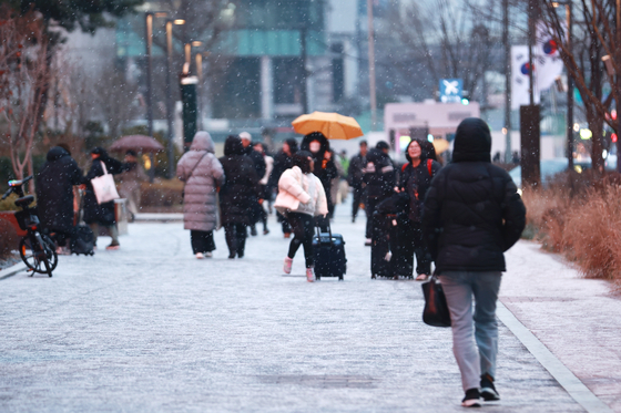 서울을 비롯한 중부지방에 눈이 내리는 19일 오후 서울 강남구 삼성역 일대에서 시민들이 발걸음을 재촉하고 있다. 〈사진=연합뉴스〉