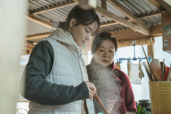 [씨네+] 값진 50만…김해숙·신민아 '3일의 휴가' 힐링 레이스 