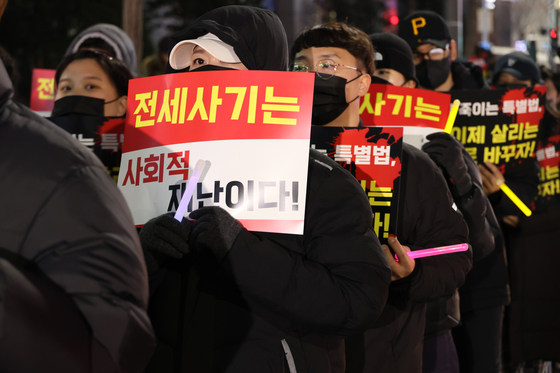 지난 5일 오후 대전전세사기피해대책위(대책위)와 지역 피해자들 220여명이 대전 서구 둔산동에서 정부의 과실 인정 요구와 배상을 촉구하며 정부 여당과 대전시를 규탄하는 거리 행진을 하고 있다. 〈사진=연합뉴스〉