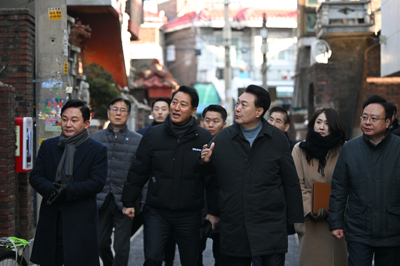 윤석열 대통령이 21일 서울 중랑구의 소규모주택정비 관리지역인 모아타운 사업지를 방문해 원희룡 국토교통부 장관, 오세훈 서울시장, 조규홍 보건복지부 장관 등과 함께 현장을 시찰하고 있다. [대통령실 제공]