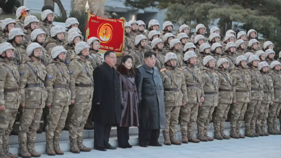 김정은 북한 국무위원장이 지난 18일 단행된 대륙간탄도미사일(ICBM) '화성-18형' 발사 훈련에 참여했던 미사일총국 제2붉은기중대 군인들을 지난 20일 노동당 중앙위원회 본부 청사로 불러 축하 격려했다고 조선중앙TV가 21일 보도. (출처=조선중앙TV)