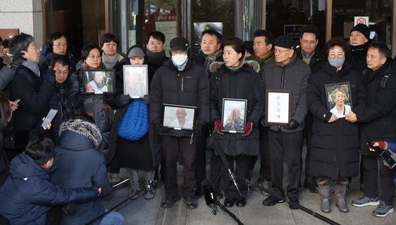 일제 강제동원 피해자 유족들과 법률 대리인단이 21일 오전 미쓰비시중공업과 일본제철을 상대로 낸 손해배상 청구 소송에서 승소한 후 서울 서초구 대법원 법정 앞에서 기자회견을 하고 있다. 〈사진=연합뉴스〉