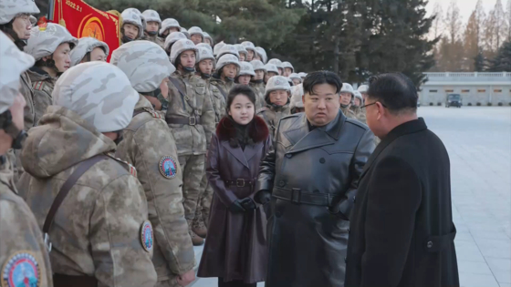 김정은 북한 국무위원장이 지난 18일 단행된 대륙간탄도미사일(ICBM) '화성-18형' 발사 훈련에 참여했던 미사일총국 제2붉은기중대 군인들을 지난 20일 노동당 중앙위원회 본부 청사로 불러 축하 격려했다고 조선중앙TV가 21일 보도. (출처=조선중앙TV)