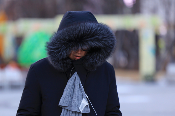 전국 대부분 지역에 한파특보가 발효된 22일 오전 서울 광화문광장에서 두꺼운 옷을 입은 시민이 이동하고 있다. 〈사진=연합뉴스〉