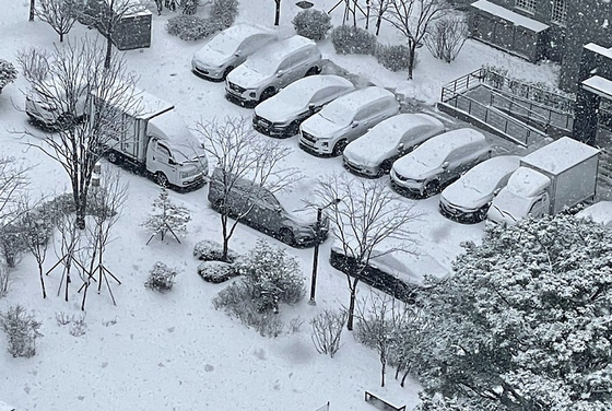  24일 오전 전북 전주시 완산구의 한 아파트 단지가 눈으로 뒤덮여 있다. 〈사진=연합뉴스〉