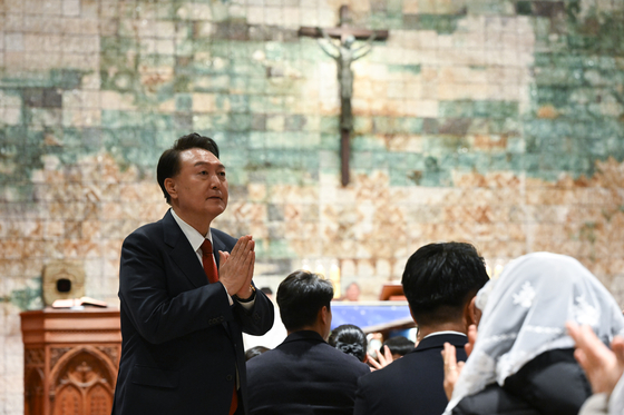 윤석열 대통령이 24일 저녁 서울 종로구 혜화동성당에서 진행된 성탄 대축일 미사에서 신도들에게 인사하고 있다. 〈사진=연합뉴스〉