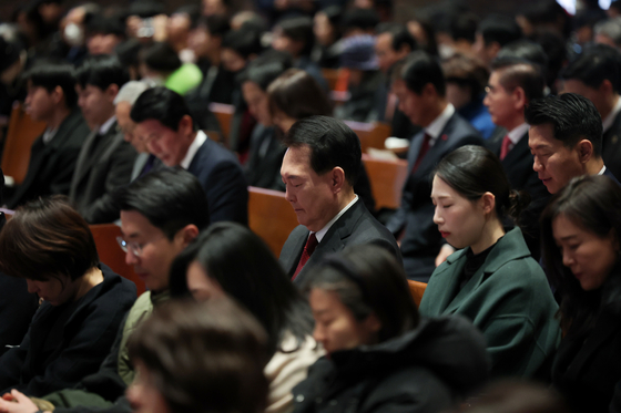 윤석열 대통령이 25일 서울 중구 정동제일교회에서 열린 성탄 예배에 참석해 기도하고 있다. 〈사진=연합뉴스〉