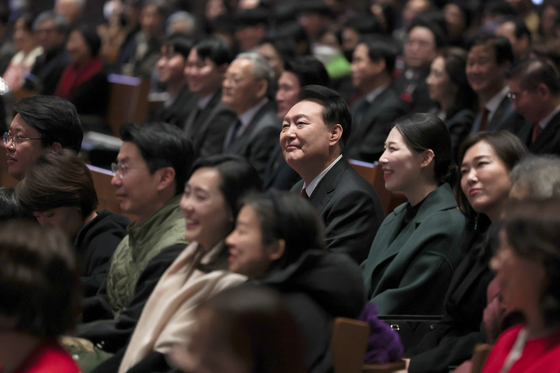 윤석열 대통령이 25일 서울 중구 정동제일교회에서 열린 성탄 예배에 참석해 공연을 관람하고 있다. 〈사진=연합뉴스〉