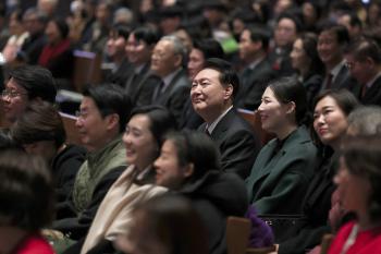 크리스마스 맞아 성당·교회 찾은 윤 대통령, “국가가 좋은 선물 되게 노력“