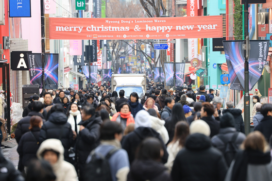 성탄절인 25일 서울 중구 명동이 시민들로 붐비고 있다. 〈사진=연합뉴스〉