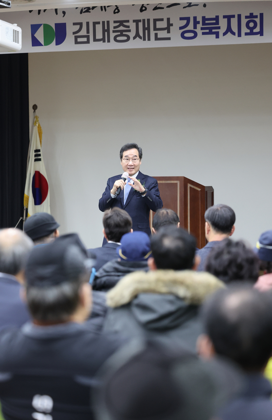 이낙연 전 더불어민주당 대표가 26일 오후 서울 강북문화예술회관에서 열린 김대중재단 서울 강북지회 출범식에서 축사를 하고 있습니다. [사진출처=연합뉴스]