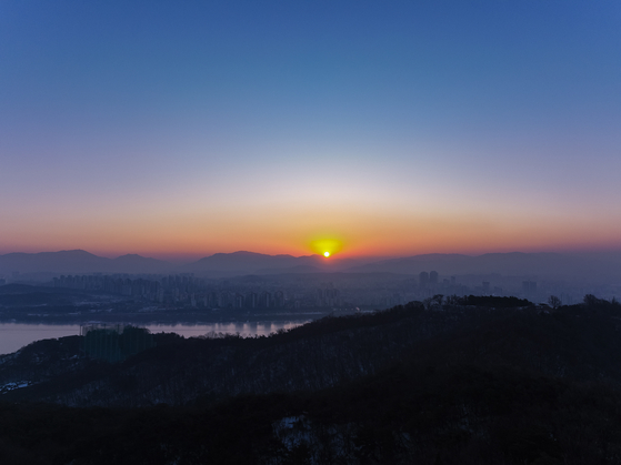 지난 2023년 1월 1일 서울 광진구 아차산 해맞이 풍경 〈사진=서울시〉