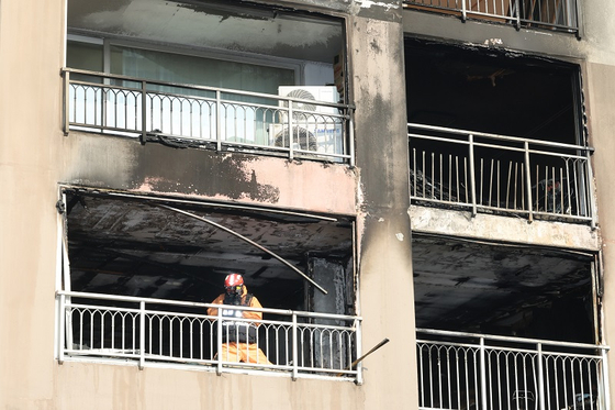 성탄절 새벽에 화재가 발생해 2명이 숨진 서울 도봉구의 한 아파트에서 26일 경찰과 소방 당국이 합동 현장감식을 하고 있다. 〈사진=연합뉴스〉