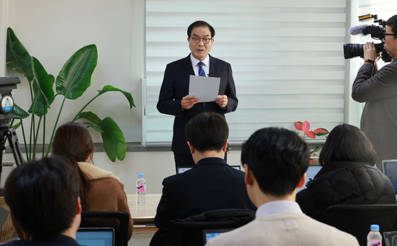 남평오 전 국무총리실 민정실장이 27일 오후 서울 여의도 중앙보훈회관 연대와 공생에서 기자회견을 열고 입장발표를 하고 있다. 남 전 민정실장은 더불어민주당 이재명 대표가 연루된 '대장동 개발 특혜 의혹'을 최초로 언론에 제보한 사람은 자신이라고 밝혔다. (사진=연합뉴스)