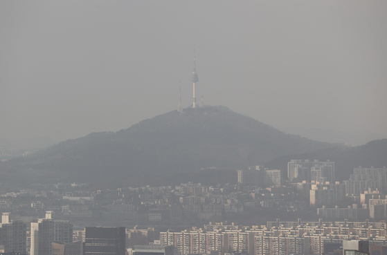 미세먼지에 뿌옇게 보이는 남산타워. 〈자료사진=연합뉴스〉