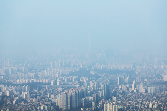 미세먼지 농도가 '나쁨' 수준을 보인 27일 오전 경기도 광주시 남한산성에서 바라본 서울 시내가 뿌옇다. 〈사진=연합뉴스〉