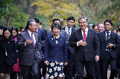 지난 11월 부산에서 만난 한중일 외교장관 〈사진=연합뉴스〉