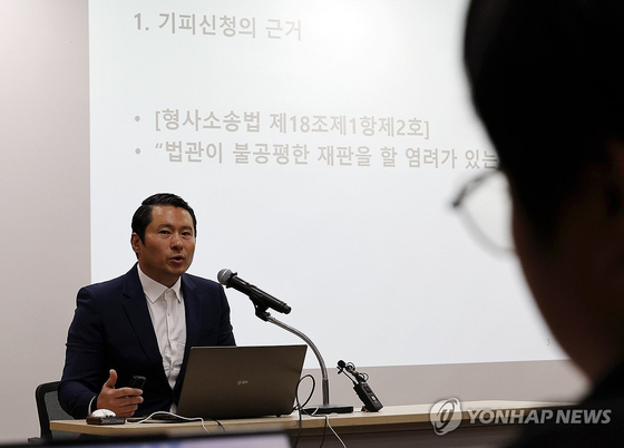 지난 10월 재판부 기피신청서를 제출하는 이유에 대해 설명하고 있는 이화영 전 경기도 평화부지사 변호인의 모습. [연합뉴스]  