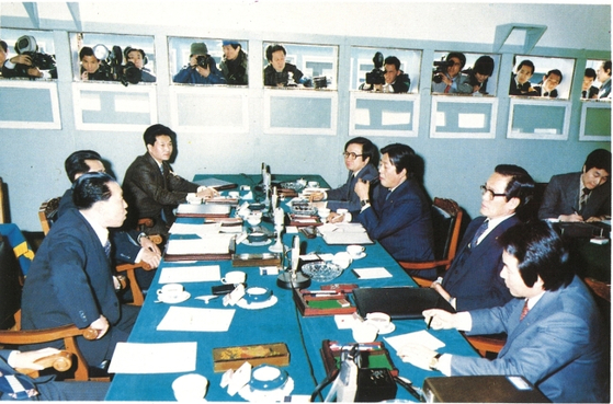 1979년 3월 제 35회 평양 세계탁구선수권 대회 남북 단일팀 구성을 위해 남북 실무자들이 판문점에서 협의하고 있는 모습. 〈사진=통일부 제공〉