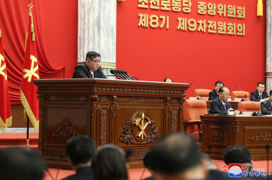 북한 김정은 국무위원장은 노동당 제8기 제9차 전원회의 2일차인 27일 회의에서 '전쟁 준비 완성에 박차를 가할' 전투적 과업을 제시했다고 조선중앙통신이 28일 보도했다. 