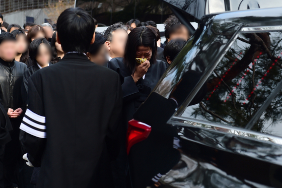 오늘(29일) 서울 종로구 서울대학교병원 장례식장에서 배우 고(故) 이선균 씨의 발인이 엄수되고 있다. 〈출처=사진공동취재단/연합뉴스〉