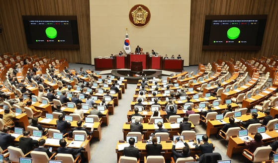 지난 28일 국회 본회의에서 화천대유 '50억 클럽' 뇌물 의혹 사건의 진상규명을 위한 특별검사의 임명 등에 관한 법률안이 가결되고 있다. 〈사진=연합뉴스〉