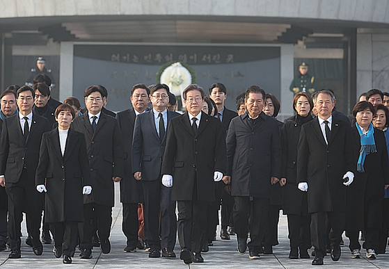 1일 국립서울현충원을 찾은 이재명 더불어민주당 대표와 지도부. 〈사진=연합뉴스〉