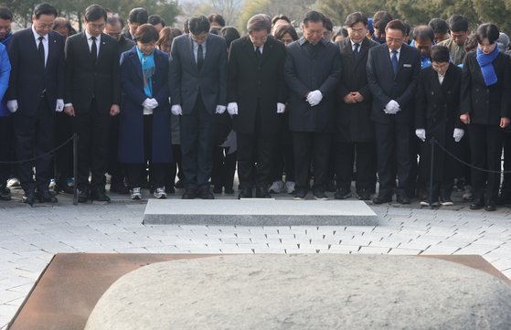 〈YONHAP PHOTO-2468〉 봉하 찾은 민주당 지도부