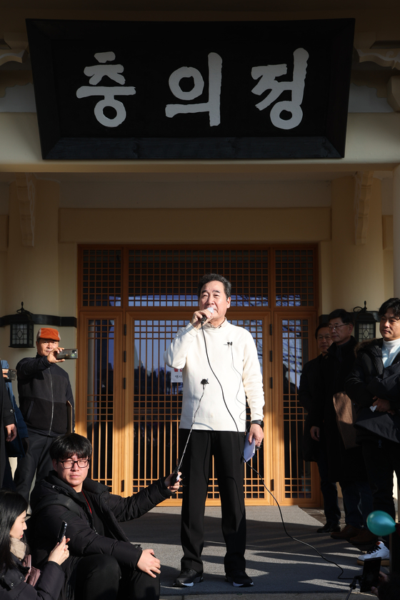 이낙연 전 더불어민주당 대표가 1일 오전 경기도 고양시 행주산성에서 지지자들에게 신년인사를 하고 있다. 〈사진=연합뉴스〉