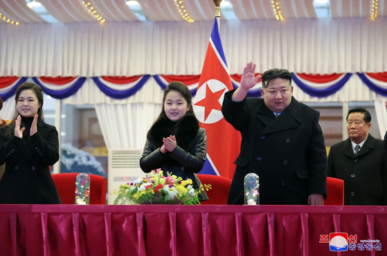 김정은 북한 국무위원장이 2024년 신년 경축연에서 딸 주애, 부인 이설주와 함께 관람석에 모습을 드러냈다. (사진=조선중앙통신)