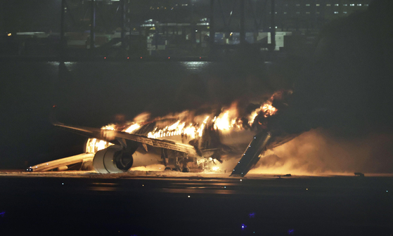 2일 오후 일본 하네다 공항 활주로에 착륙하던 일본항공(JAL) 소속 항공기가 화염에 휩싸여 있다. (사진=연합뉴스)