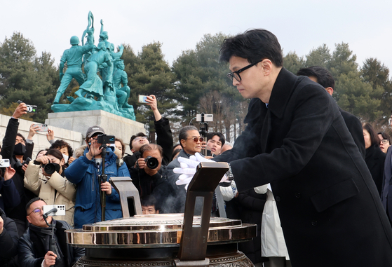 국립대전현충원을 찾아 참배하는 한동훈 비대위원장 〈사진=연합뉴스〉