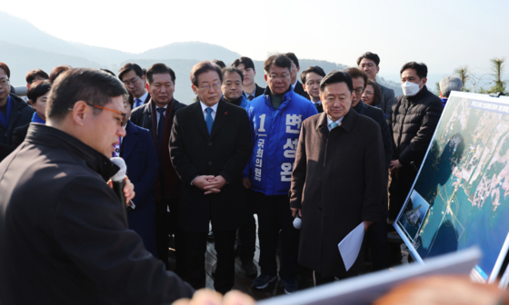 오늘(2일) 오전 10시 30분쯤 더불어민주당 부산시당 관계자들과 함께 부산 강서구 대항전망대에서 가덕신공항 예정부지를 둘러본 이재명 더불어민주당 대표. 예정부지를 둘러본 뒤 이동하던 중 괴한에 피습당했다.〈사진=연합뉴스〉