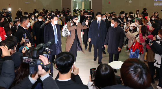 〈YONHAP PHOTO-1935〉 팬들 배웅 받으며 출국하는 손흥민   (영종도=연합뉴스) 김도훈 기자 = 대한민국 축구대표팀 주장 손흥민이 소속팀인 잉글랜드 프리미어리그 토트넘 홋스퍼로 복귀하기 위해 13일 오전 인천국제공항 제2여객터미널을 통해 출국하고 있다. 2022.12.13   superdoo82@yna.co.kr/2022-12-13 11:05:38/ 〈저작권자 ⓒ 1980-2022 ㈜연합뉴스. 무단 전재 재배포 금지.〉