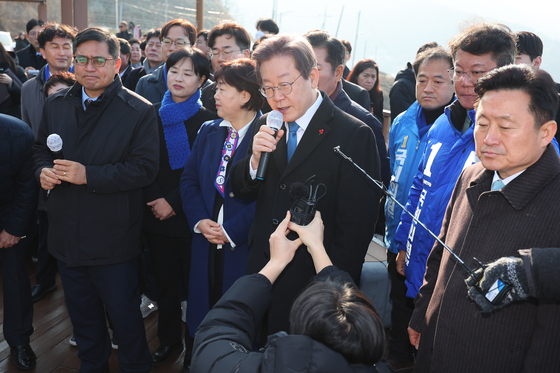 〈사진=연합뉴스〉가덕도 찾은 이재명 대표