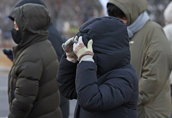 강추위에 시민들이 두꺼운 외투를 입고 출근하고 있다.〈자료사진=연합뉴스〉