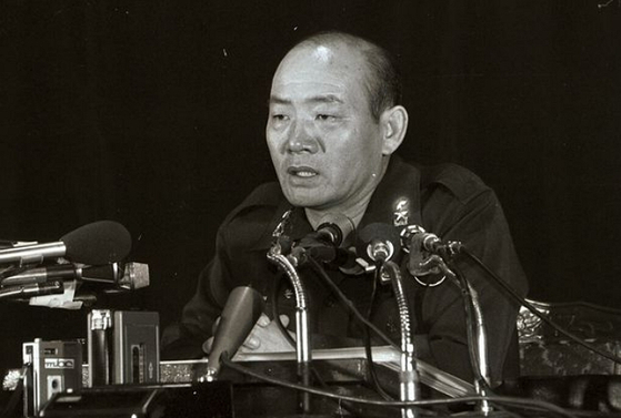 1979년 11월 6일 전두환 당시 계엄사 합동 수사 본부장이 박정희 전 대통령 사망사건 관련 발표를 하고 있는 모습. 〈사진=연합뉴스〉