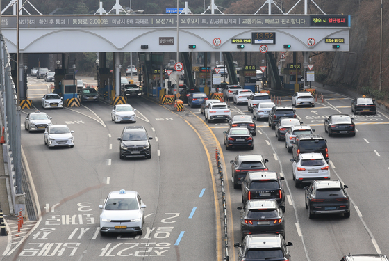 서울시가 남산 1·3호 터널과 연결도로 혼잡통행료를 이달 15일부터 도심 방향으로만 2천원 받기로 했다고 밝혔다. 〈사진=연합뉴스〉